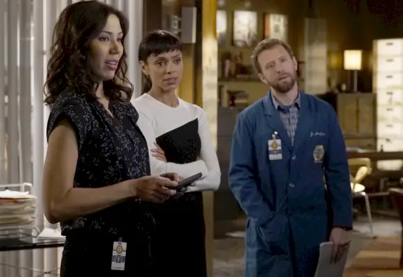 Michaela Conlin, a sinistra, in Bones