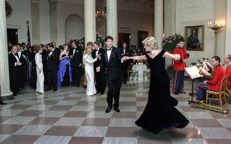 Patrimonio netto di John Travolta: Wiki, età, peso e altezza, relazioni, famiglia e altro