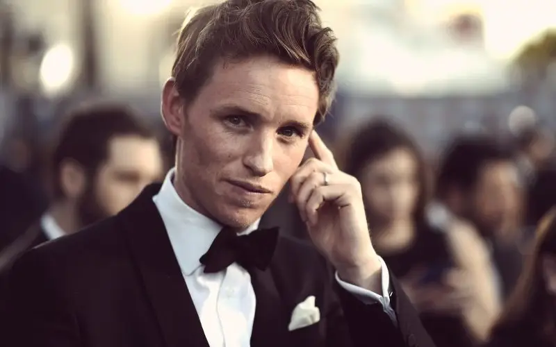 Eddie Redmayne nettovärde - Wiki, ålder, vikt och längd, relationer, familj och mer