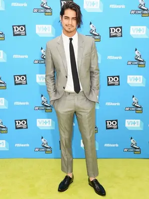 Avan Jogia Height Weight Body Shape