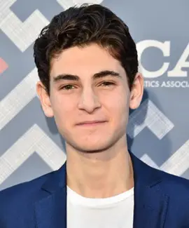 David Mazouz Misure di peso