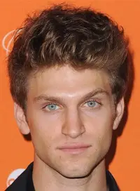 Il corpo di Keegan Allen misura il peso della scarpa