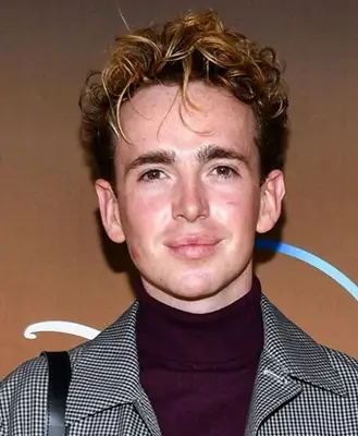 Leurie Kynston misure per Poilight