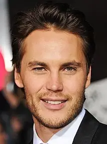 Il corpo Taylor Kitsch misura la dimensione del peso delle statistiche delle scarpe vitali organiche