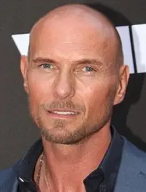 Luke Goss misura la dimensione della pera della scarpa vitale delle statistiche organiche