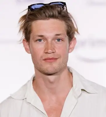 Damian Hardung Profile