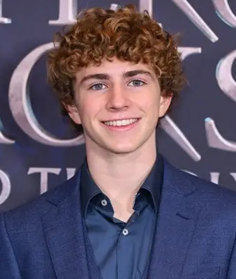 Il corpo di Walker Scobell misura la dimensione delle scarpe statistiche