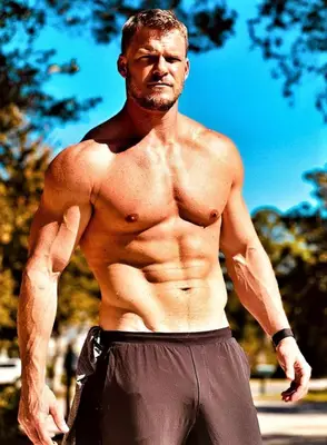 Alan Ritchson Body Measurements Stats