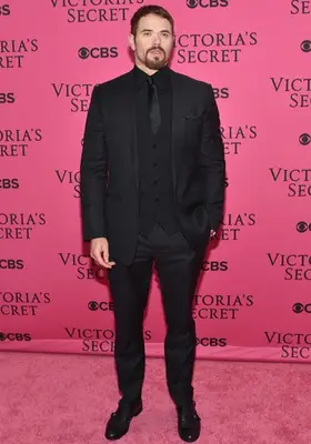 Kellan Lutz Body Measurements Shoe Size