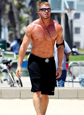 Kellan Lutz Height Weight Body Shape