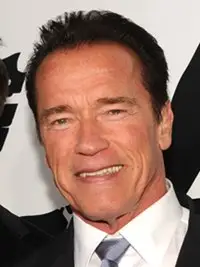 Il corpo di Arnold Schwarzenegger misura il peso dei bicipiti di co -chip