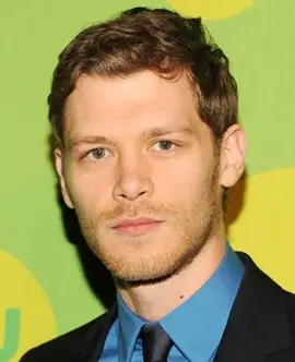 Joseph Morgan misura la parte inferiore del corpo