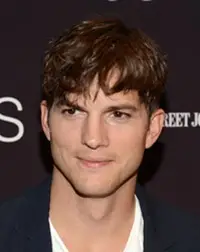 Il corpo di Ashton Kutcher misura le dimensioni dell'altezza delle statistiche vitali