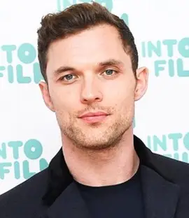 Il corpo di Ed Skrein misura il peso della scarpa