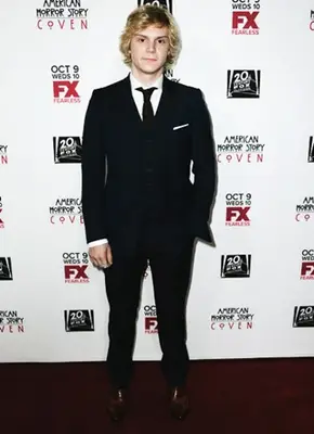 Evan Peters Height Weight Body Shape