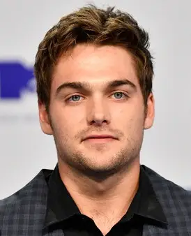 Dylan Sprayberry Weight Weight Messures Mesures Family Family Family