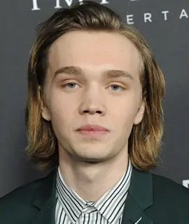 Charlie Plummer pesa il peso dei pollici in alto le misure dei fatti statistici dei fatti
