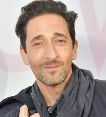 Il corpo di Adrien Brody misura la dimensione del peso della scarpa