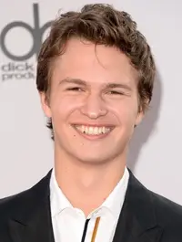 Ansel Elgort misura la pera di pera le dimensioni delle statistiche vitali organiche