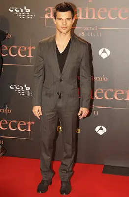 Taylor Lautner misura il peso del peso della dimensione delle statistiche vitali