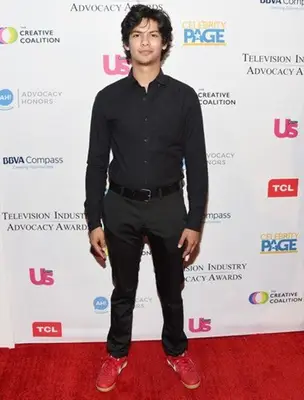 Xolo Mariduena Measurements and Facts