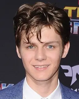 Ty Simpkins måler skoens vekt