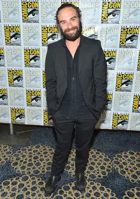 Johnny Galecki Height Weight Stats