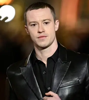 Joseph Quinn Misure di peso