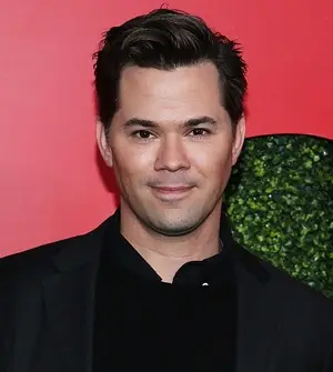 Andrew Rannells molhado que o sapato de medição mede o tamanho do sapato