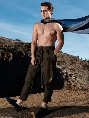 Charlie Gillespie Height Weight Stats