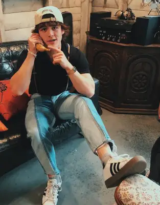 Charlie Gillespie Misure della dimensione della scarpa della famiglia Pionege