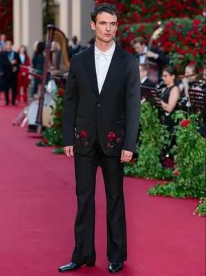 Tom Sturridge Height Weight Shoe Size