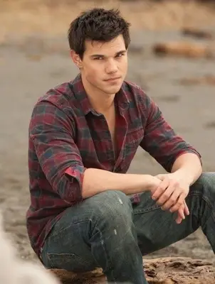 Taylor Lautner Biography