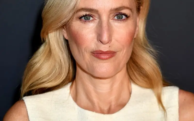 Gillian Andersonin nettoarvo – Wiki, ikä, paino ja pituus, ihmissuhteet, perhe ja paljon muuta