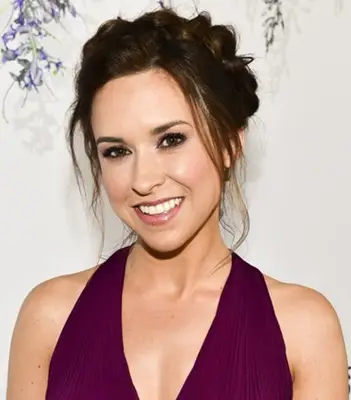Lacey Chabbert Body misura il peso della scarpa realizzata