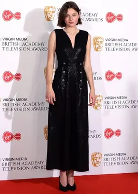 Emma Corrin Body Measurements and Bio