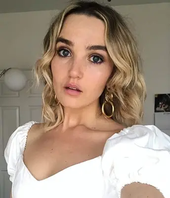 Chloe Fineman Profile