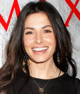 Sarah Shahi pesa pesi del reggiseno