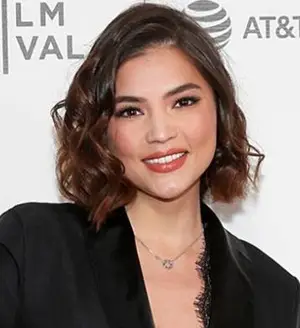 Il corpo di Rhian Ramos misura il peso della scarpa creata