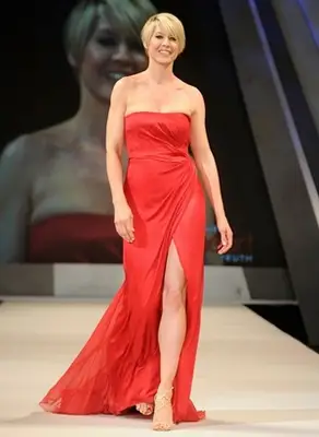 Jenna Elfman Height Body Shape