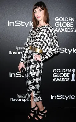 Lizzy Caplan Height Weight Shoe Size