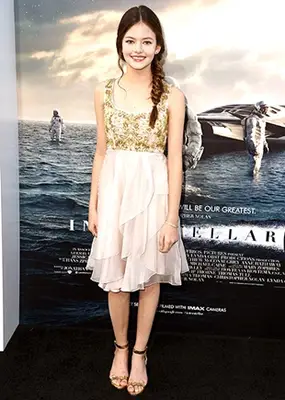 Mackenzie Foy Height Weight Body Figure Shape