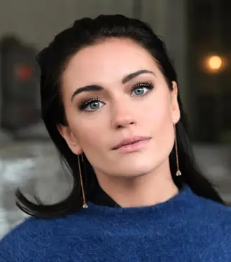 Actress Alicia Agneson