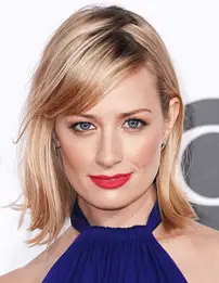 Il corpo di Beth Behrs misura l'altezza di base statistiche di calzature vitali