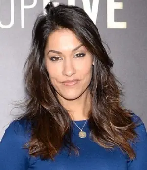 Il corpo di Janina Gavankar misura il peso della scarpa statistica