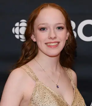 Amybeth McNulty misura pesi di scarpe
