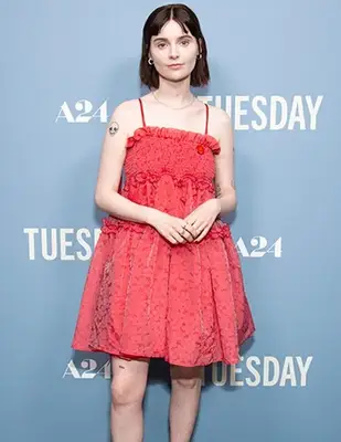 Lola Petticrew Height Weight Stats