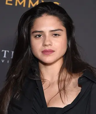 Sasha Calle krop måler størrelsen på statistikskoene