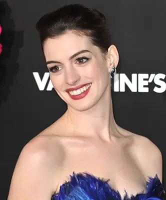Il corpo di Anne Hathaway misura la dimensione delle scarpe statistiche
