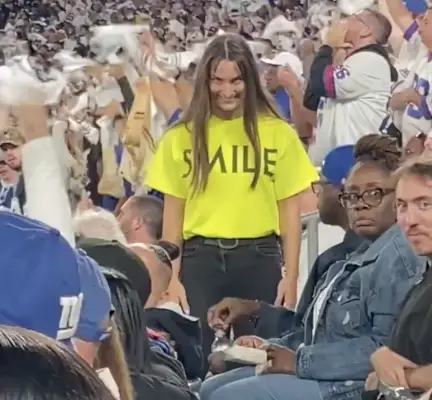 Le persone inquietanti sedute dietro casa base pubblicizzano un film